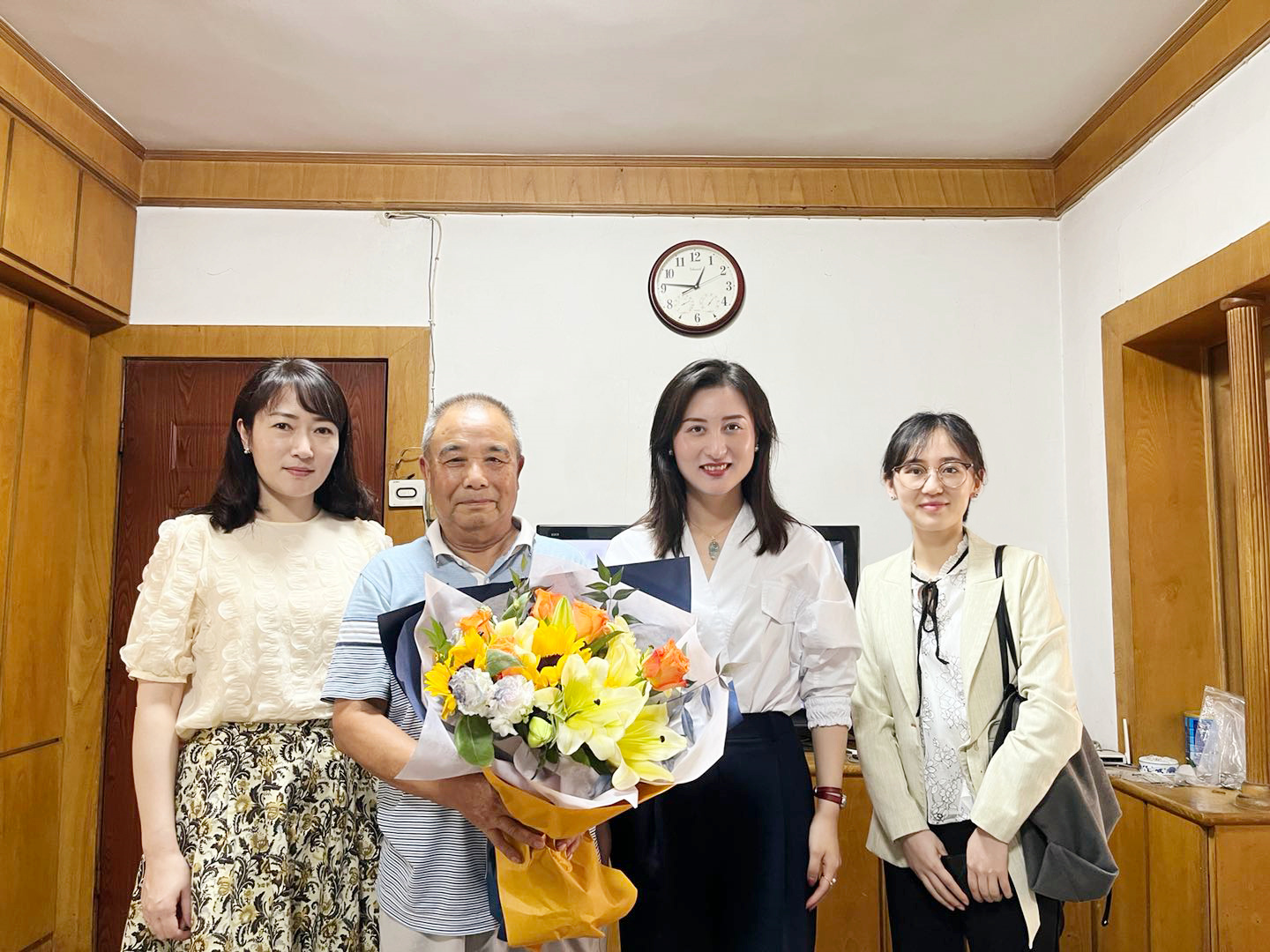 九九重阳情意浓，佳节慰问暖人心-pg电子游戏试玩总裁顾闻雯一行慰问退休职工代表