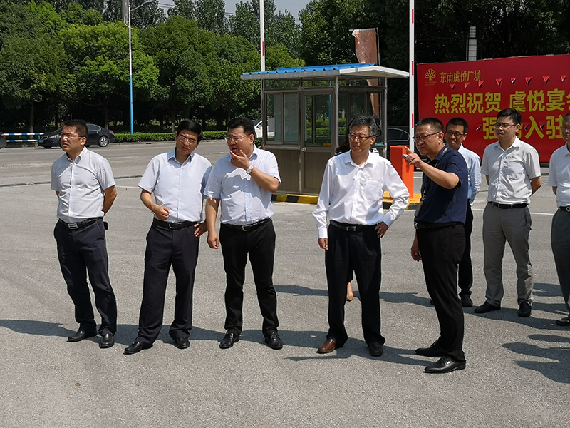 常熟市市委副书记、市长周勤第参观考察东南虞悦广场指导项目建设工作
